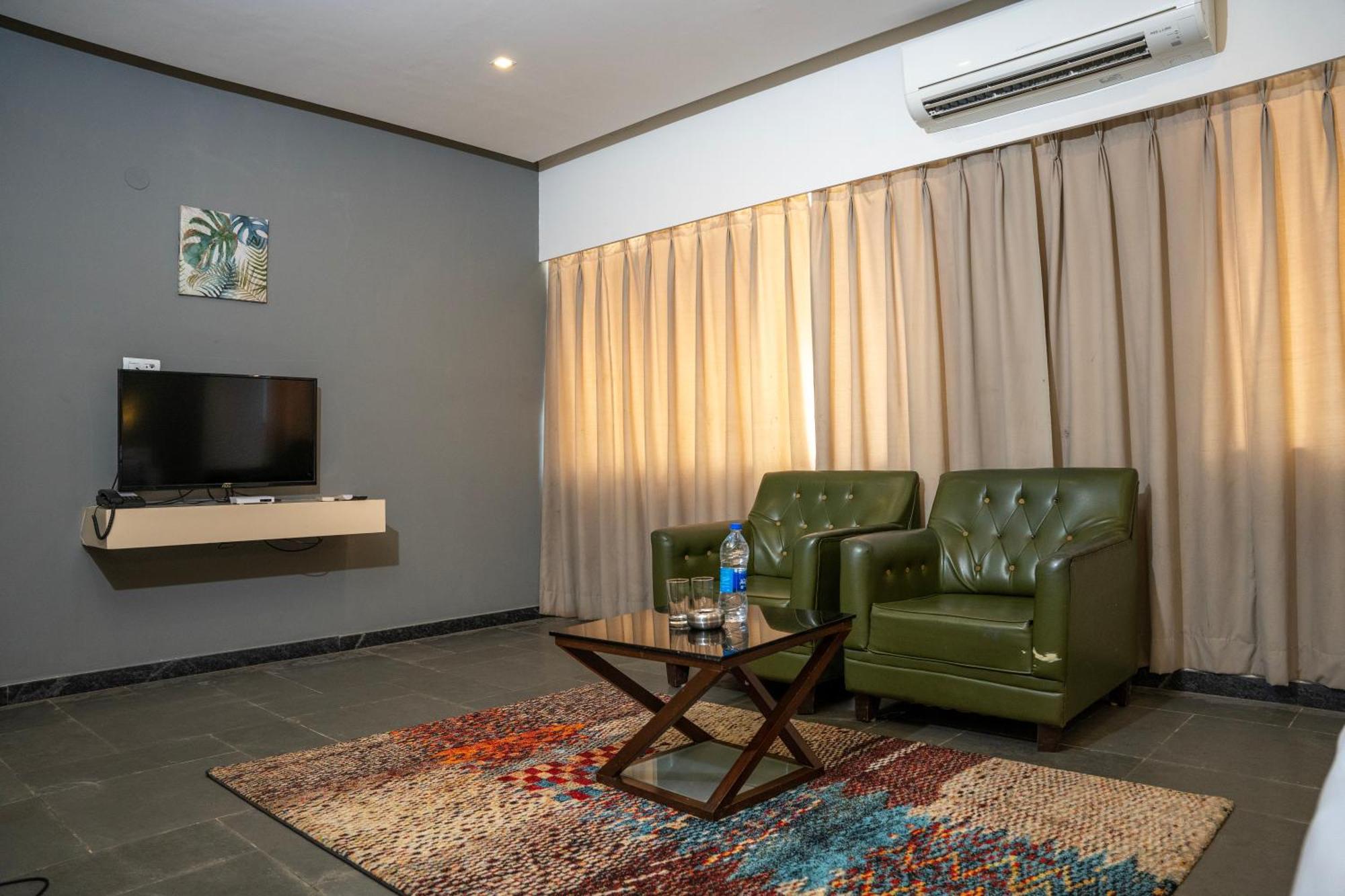 Hotel Dwarawata Дарвад Екстериор снимка